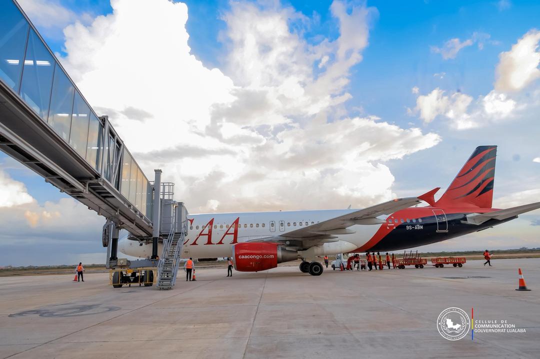 Le nouvel aéroport de KOLWEZI vient de franchir un nouveau cap de son opérationnalisation lundi 13 avril 2026 avec,en toile de fond,sa passerelle d’embarquement autrement appelée « bras satellitaire ». La vision du chef de l’état Félix tshisekedi par la Gouverneure fifi Masuka