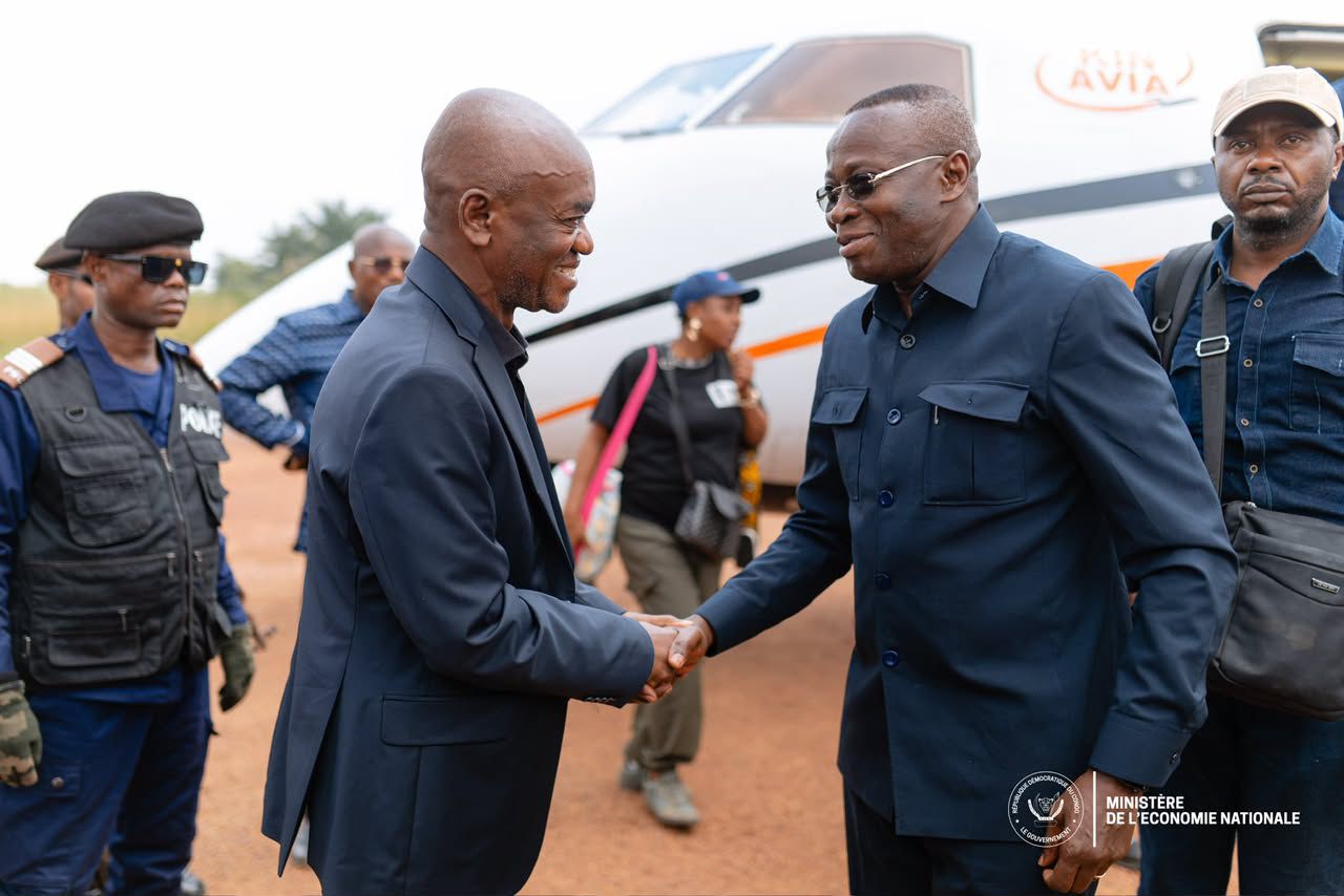 RDC #TshuapaArrivé à Boende, chef-lieu de la province de la Tshuapa, le Vice-Premier Ministre, Ministre de l’Économie nationale @DMukokoSamba a entamé une mission économique consacrée à l’évaluation des infrastructures stratégiques et des principaux obstacles au développement local.