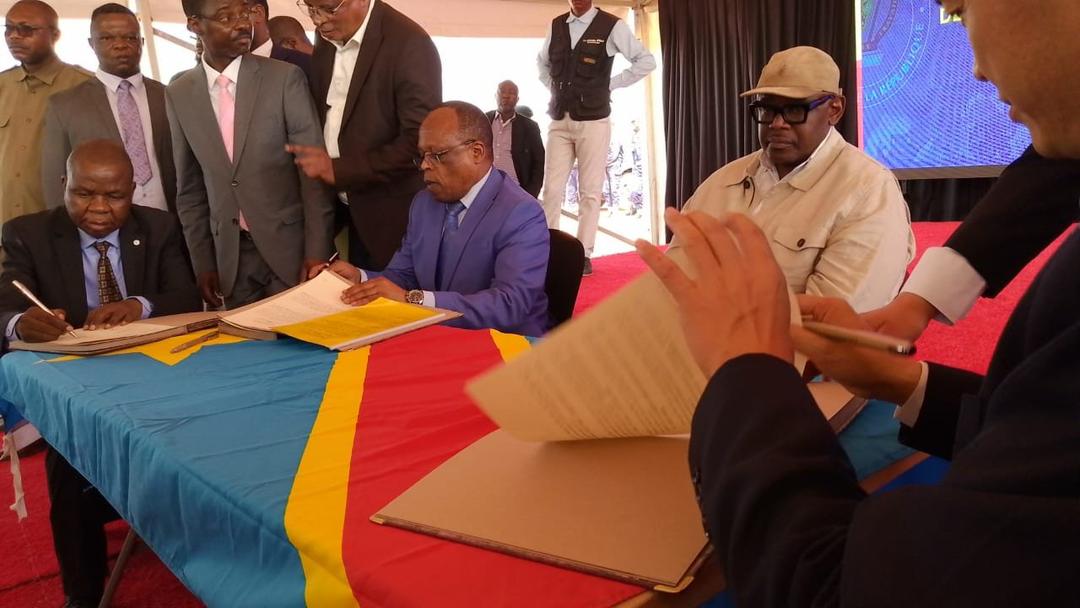 RDC : les travaux de prospection de gisements de cuivre, dans le cadre d’une campagne de recherche géologique de grande envergure, ont été lancés jeudi par le ministre congolais des Mines à #Miabi, à plus de 30 km de Mbuji-Mayi, chef-lieu de la province du Kasaï-Oriental, dans le centre de la République démocratique du Congo (RDC),